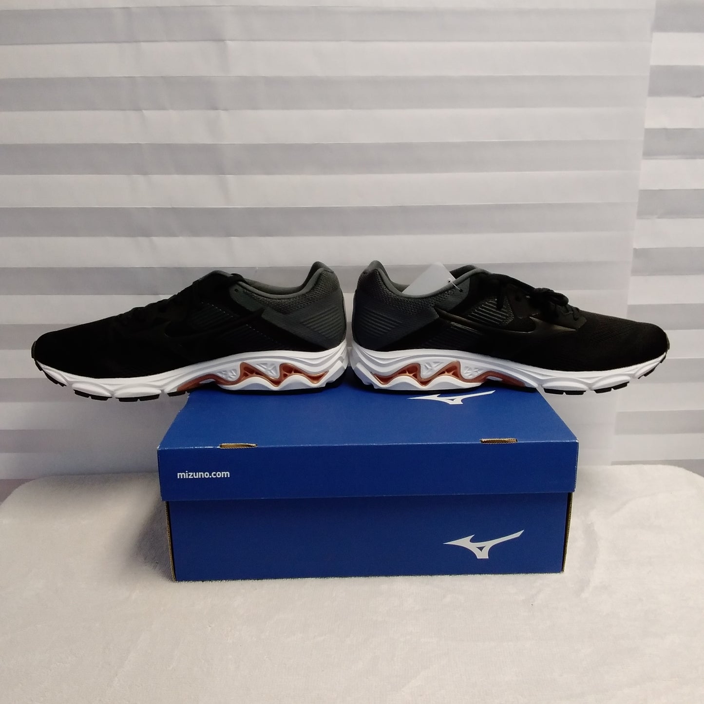 NIB - Mizuno Men's Black/Copper "Wave Inspire 16" Running Shoes - Size: 11.5