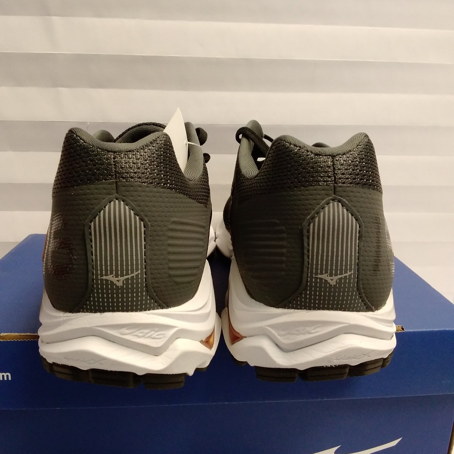 NIB - Mizuno Men's Black/Copper "Wave Inspire 16" Running Shoes - Size: 11.5