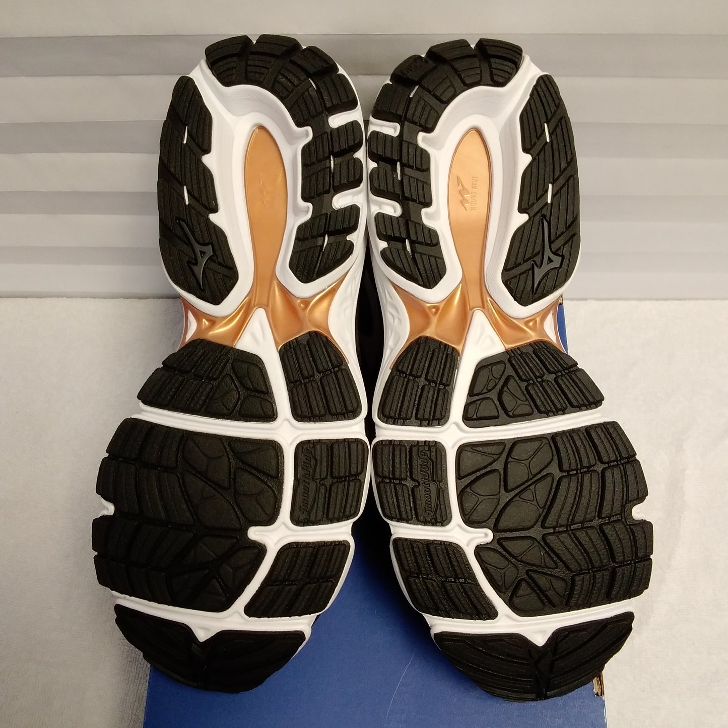 NIB - Mizuno Men's Black/Copper "Wave Inspire 16" Running Shoes - Size: 11.5