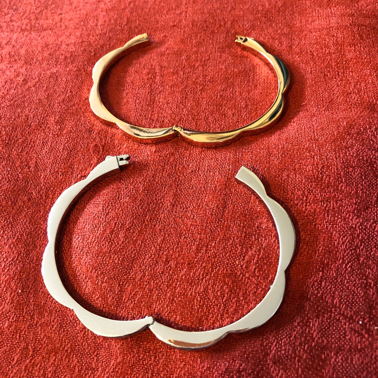 Kate Spade New York Sliced Scallop Hinged Bangle Bracelets (set of 2)
