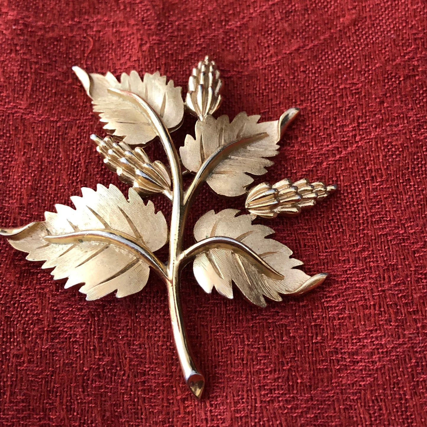 CROWN TRIFARI Vintage Gold Tone Brushed Leaf Tree Brooch Pine Cones