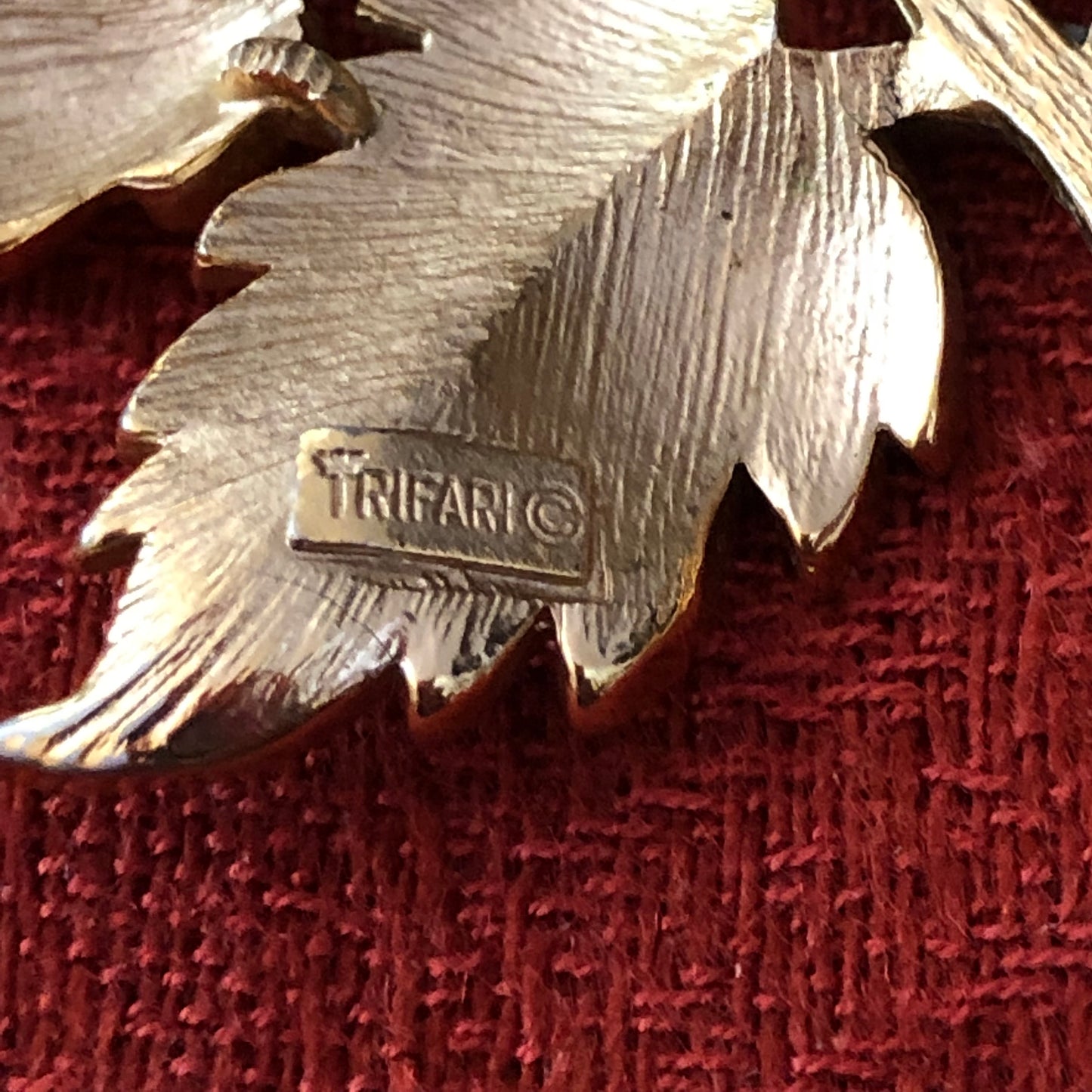 CROWN TRIFARI Vintage Gold Tone Brushed Leaf Tree Brooch Pine Cones